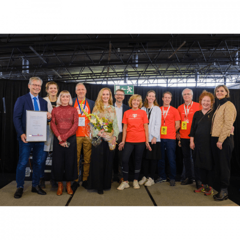 Fulltrúar Háskóla unga fólksins taka við viðurkenningu Rannís fyrir vísindamiðlun á Vísindavöku 1. október 2022